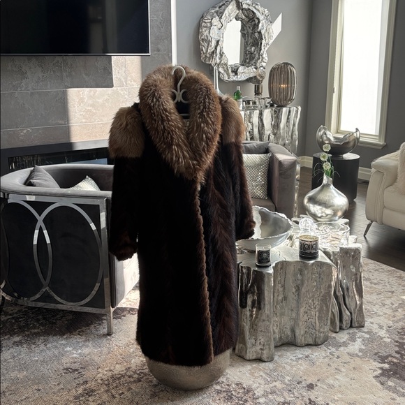 Oh my gosh look at this size small /medium
Mink fox mix genuine fur 1980s - Picture 14 of 17